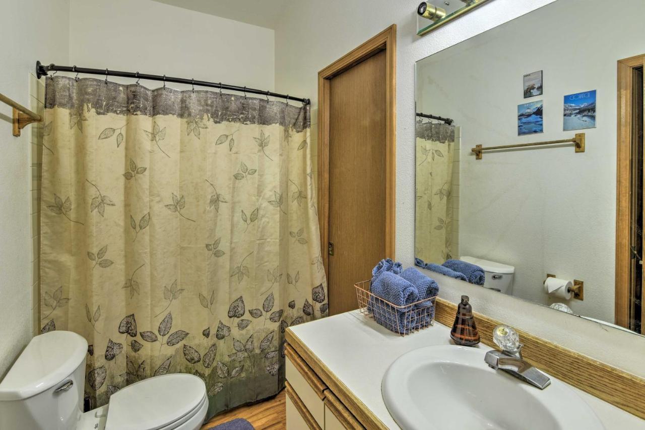 Spacious Family Home With Deck And Million-Dollar View Anchorage Bagian luar foto